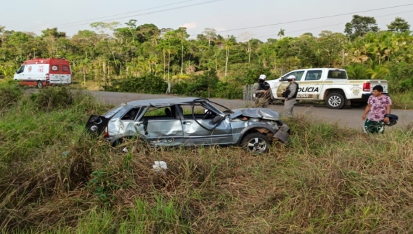 Motorista perde o controle da direção, carro capota várias vezes e quatro são enviados ao PS